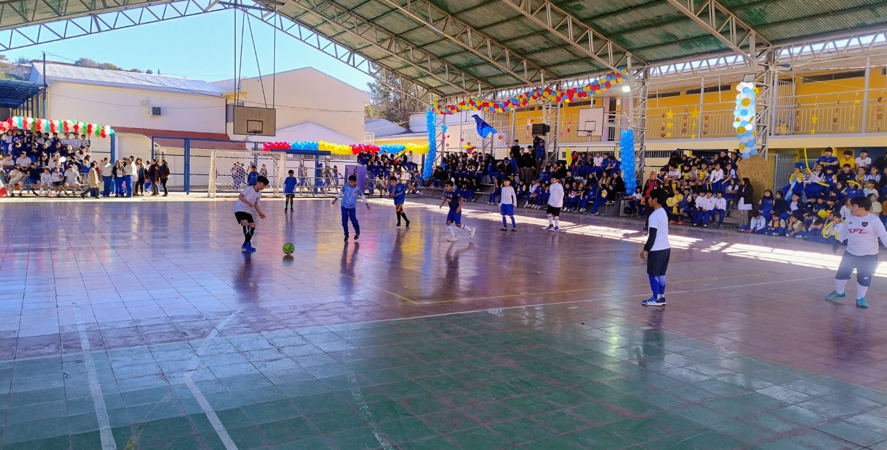 Estudiantes participan en las competencias deportivas del aniversario 2026
